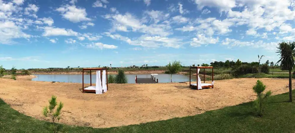 El barrio Campos de la Enriqueta suma muelles y playa privada