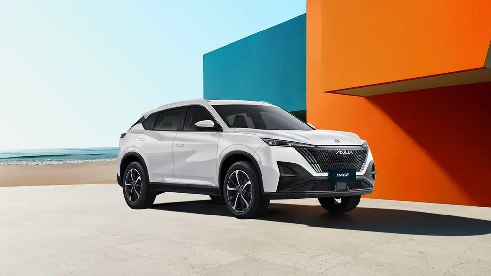 Vista en tres cuartos frontal del SUV blanco Dongfeng Aeolus Mage, destacando su amplia parrilla