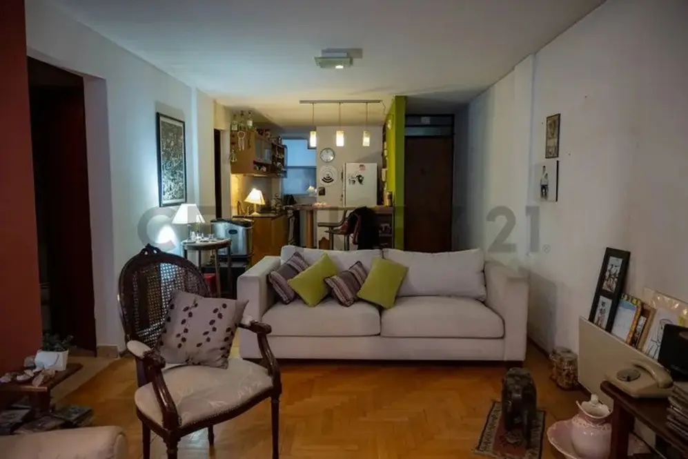 Una imagen del living del departamento de Adorni en La Plata