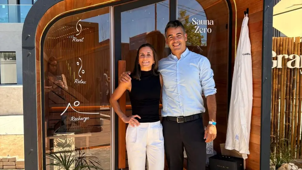 La firma nació en 1984 haciendo carteles y hoy crece con saunas de diseño y foco en bienestar