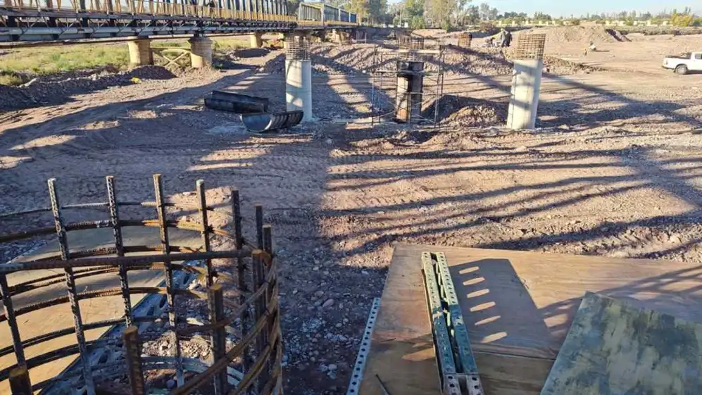Así avanza el nuevo puente sobre el Río Mendoza, clave para mejorar la circulación del transporte