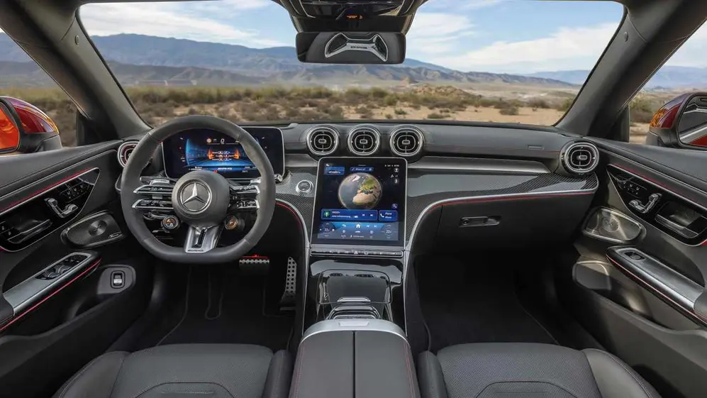 Grandes pantallas y mucha tecnología distinguen el interior del AMG cabrio.