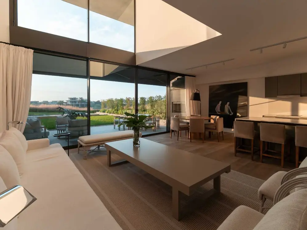 Ofrece unidades de 2 a 5 ambientes, townhouses y penthouses con terrazas y jardines propio