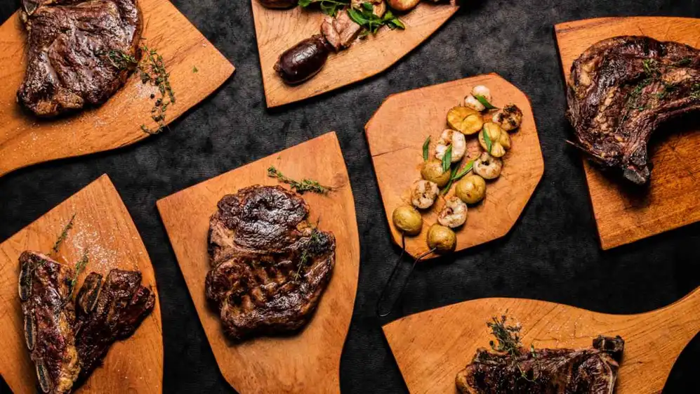 La entraña a las brasas y el osobuco del rey son dos de los platos más pedidos de la casa