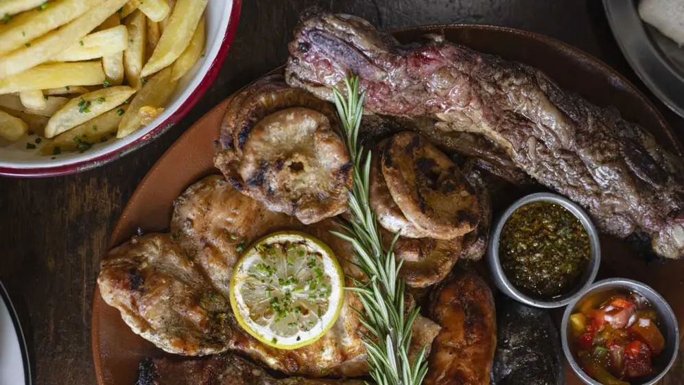 Su menú del día incluye plato principal, bebida y café por $19.900 entre semana