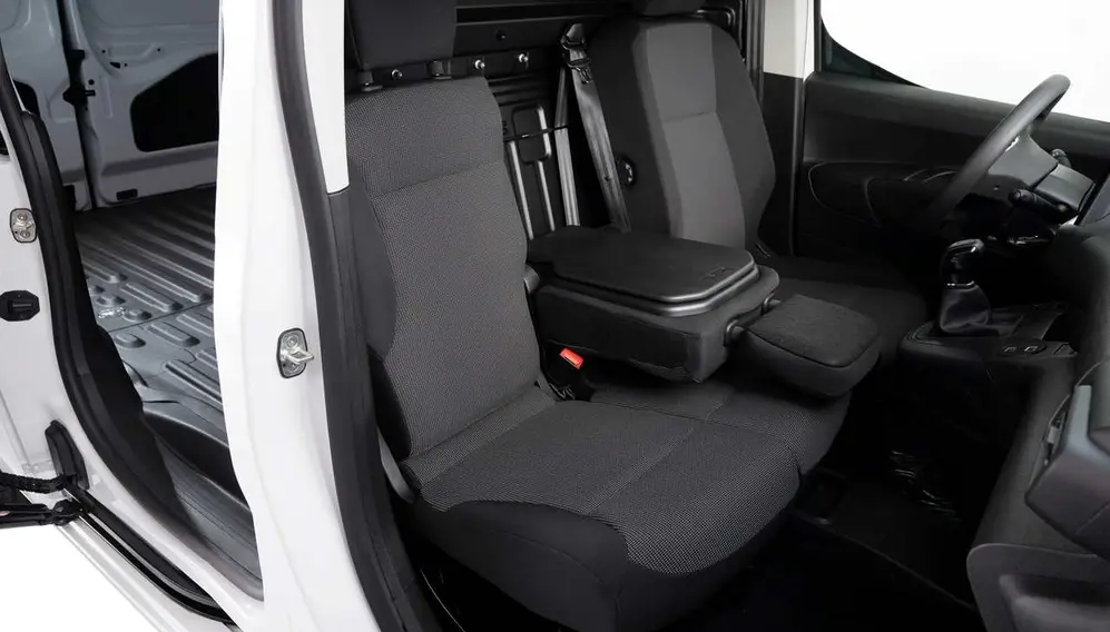 Interior de Berlingo, con la opción de dos asientos y apoyabrazos.