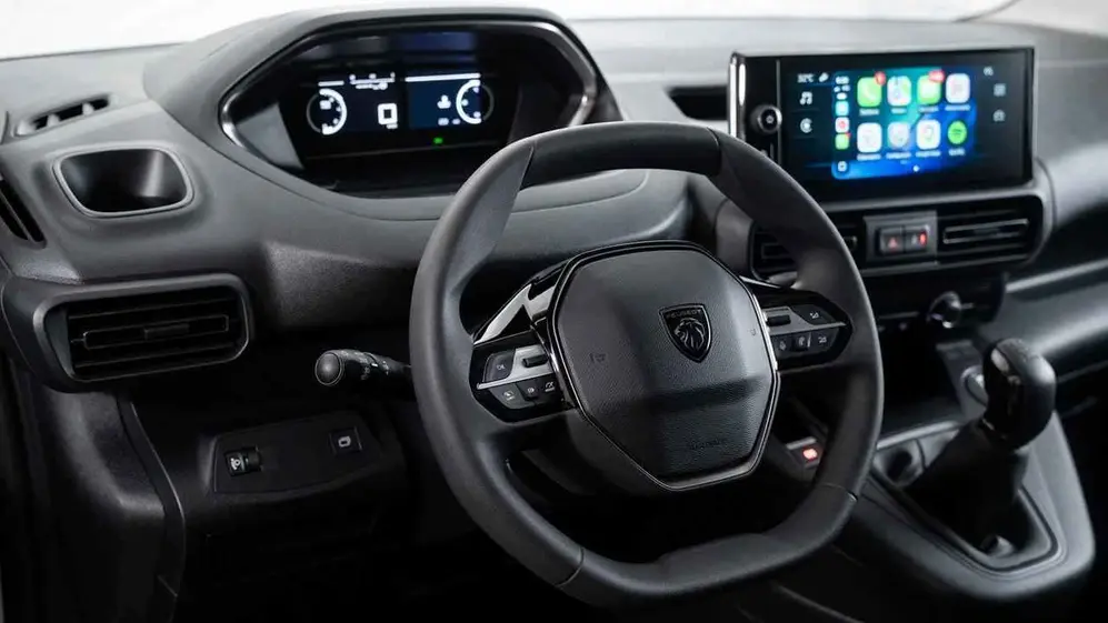 Peugeot Partner por dentro, solo con caja manual.