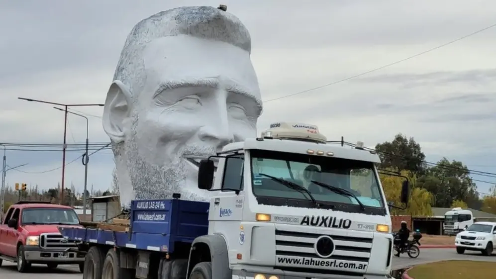 Imagenes de la preparación de la estatua gigante de Lionel Messi en Cutral Co, Neuquén