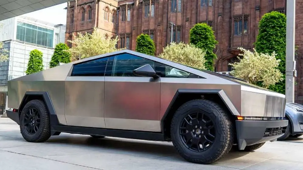 Un Tesla Cybertruck en el medio de una calle