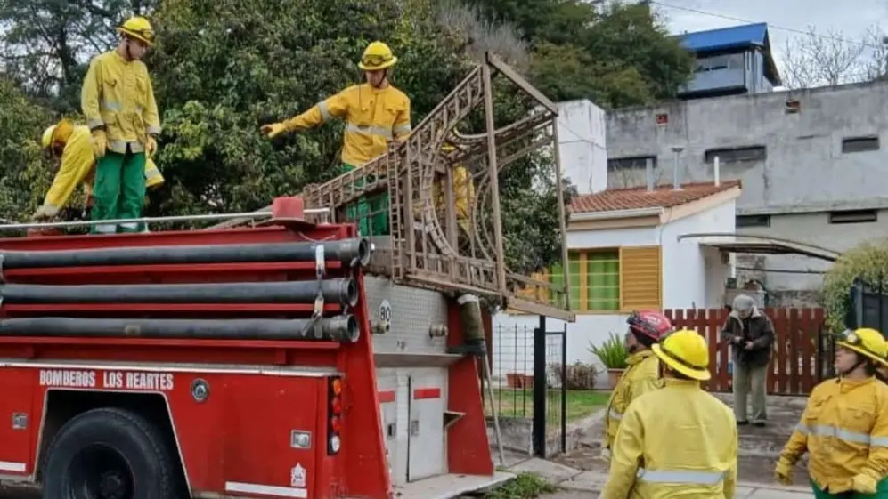 La réplica de la Torre Eiffel de Carlos Paz ahora está en el cuartel de bomberos de Los Reartes