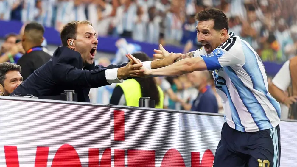 Una de las fotos del festejo de Lionel Messi con Joaquín Bruno, el periodista de TyC Sports
