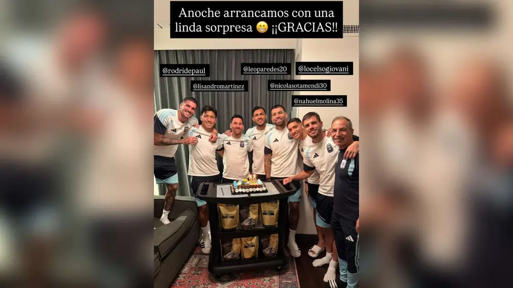 Messi, celebrando su cumpleaños en la concentración con torta y alfajores Havanna