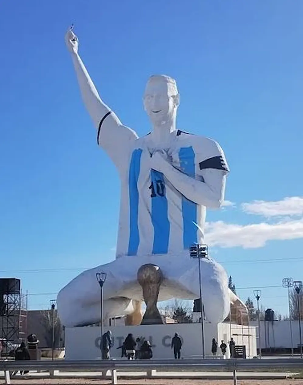 La obra representa un tributo al máximo ídolo contemporáneo y es un agttractivo turístico