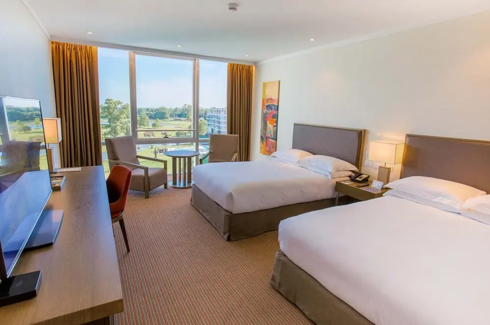 Alojamiento, desayuno buffet y un exclusivo spa son algunos de los beneficios de Hilton Pilar.