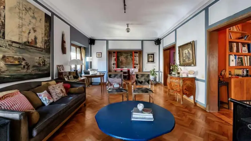 Tiene dos plantas y suma 280,57 m² cubiertos con una terraza privada de 120 m²