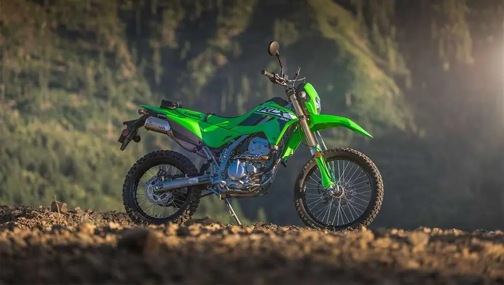 Kawasaki lanzó la KLX300 para competir con el modelo de Honda.