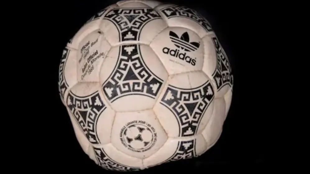 La pelota con la que Diego Maradona marcó dos goles históricos