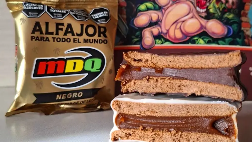 Alfajores MDQ para todo el mundo en sus dos versiones: negro y blanco