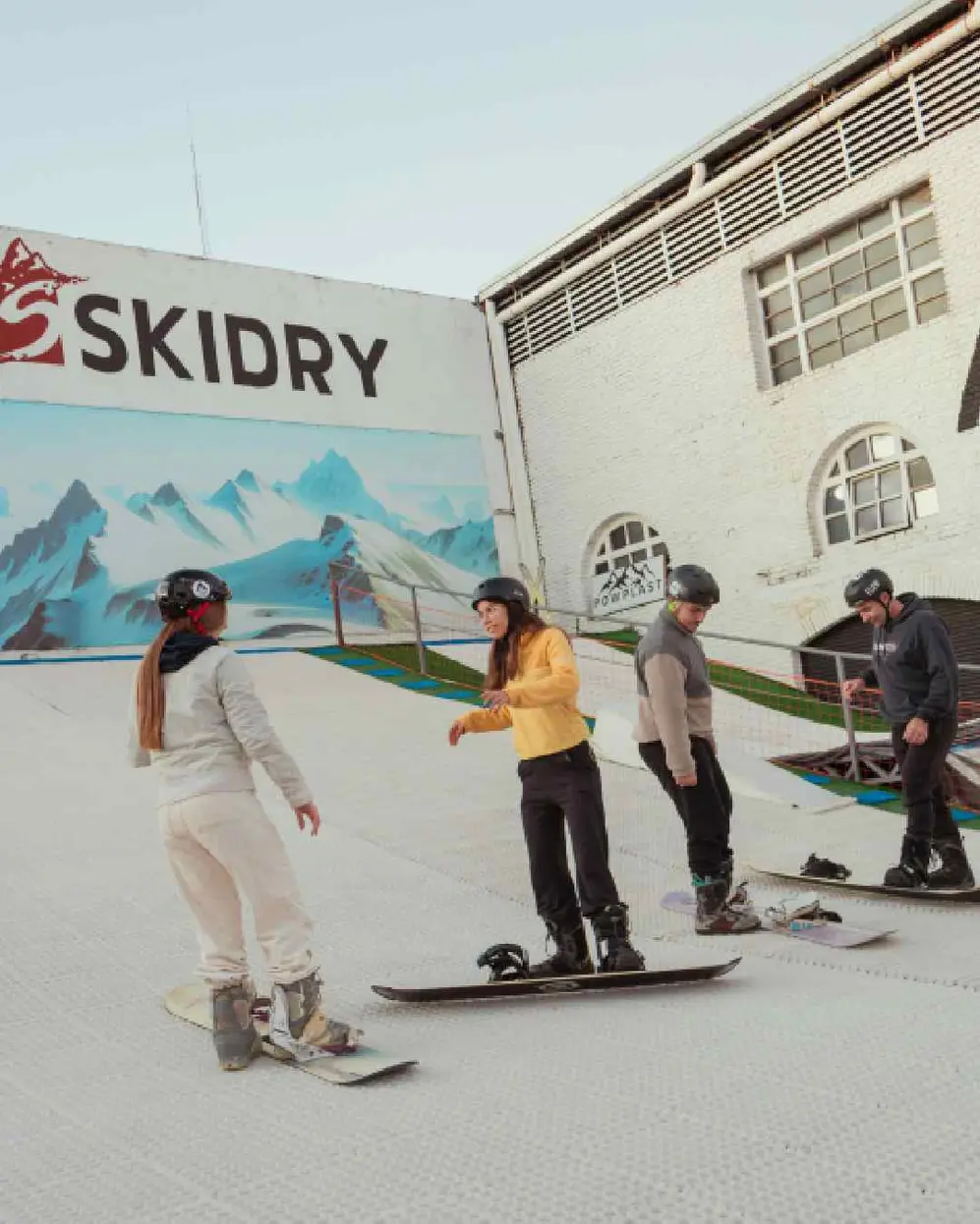 La pista no usa nieve artificial de agua, sino una superficie de plástico de alta tecnología diseñad