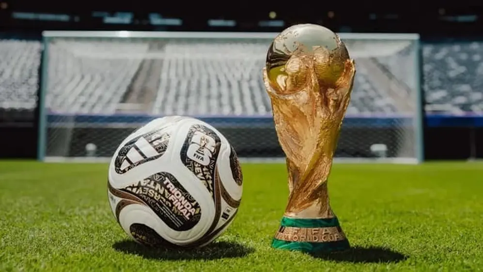 Su color dorado hace referencia a la tan preciada copa del mundo