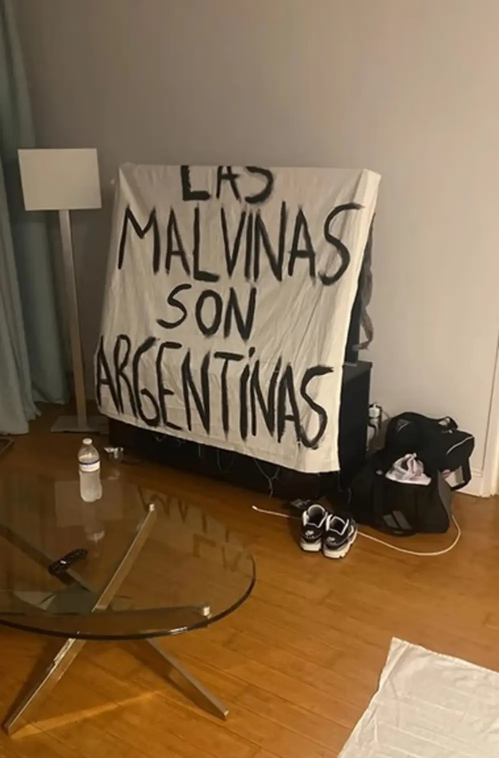 La bandera de Malvinas que mostró la Selección habría sido pintada sobre una sábana de hotel