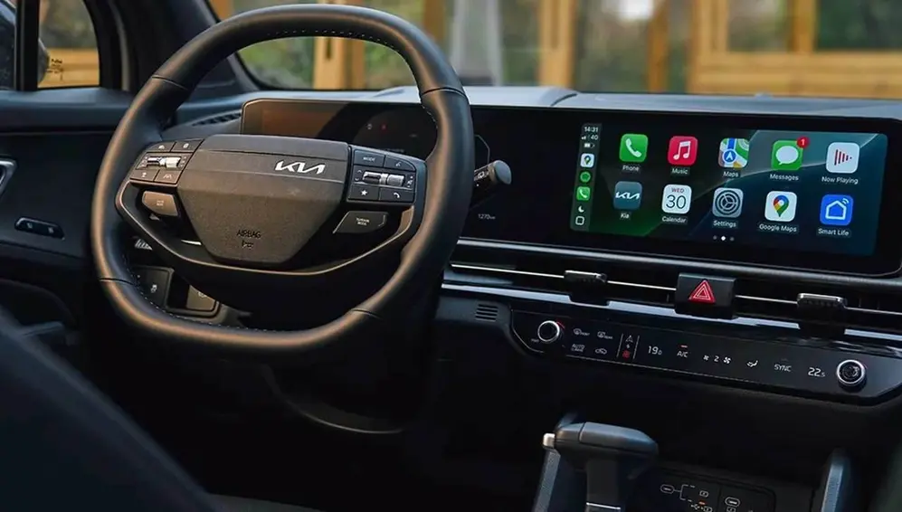 El diseño del volante del Kia llama la atención por sus líneas rectas.