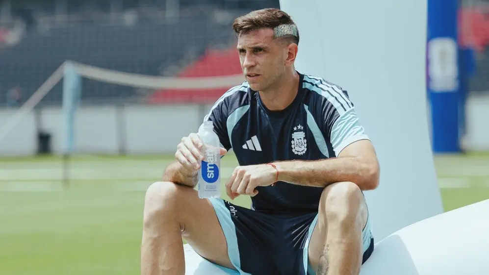 El Dibu Martínez durante la práctica de este jueves