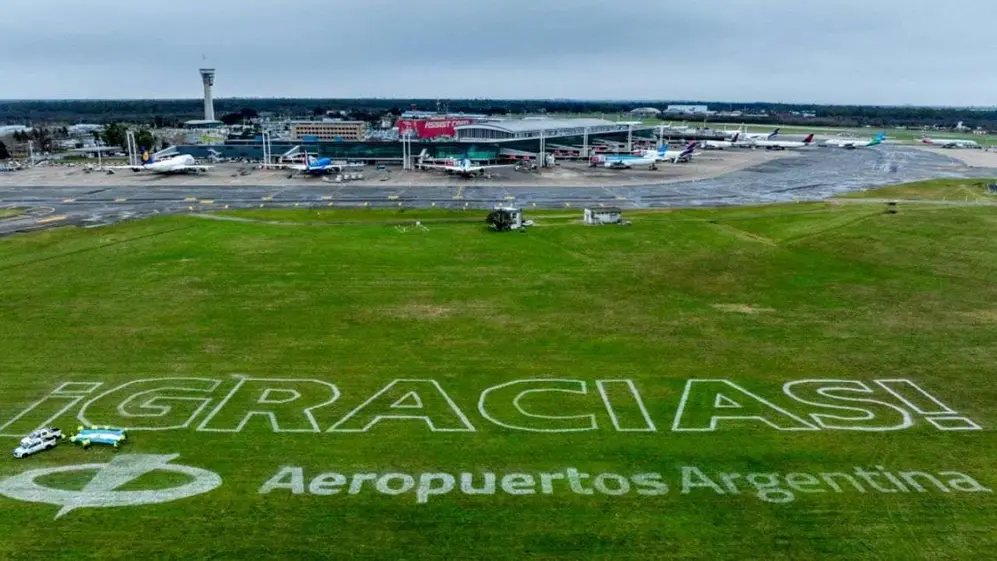 El cartel de bienvenida en el aeropuerto para los hinchas