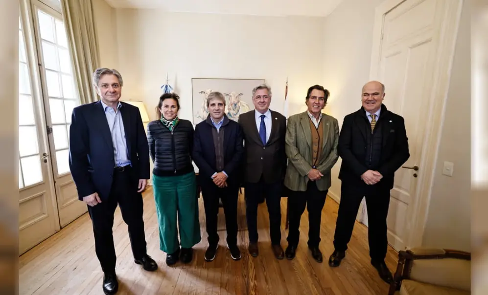 Luis Caputo dialogó con referentes del campo en La Rural; las retenciones, entre las claves