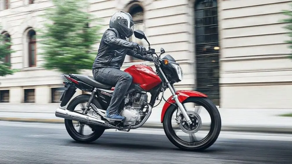 Moto de perfil rodando en calle. foto oficial
