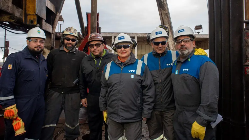 Georgieva junto a Marín y trabajadores de YPF en Vaca Muerta