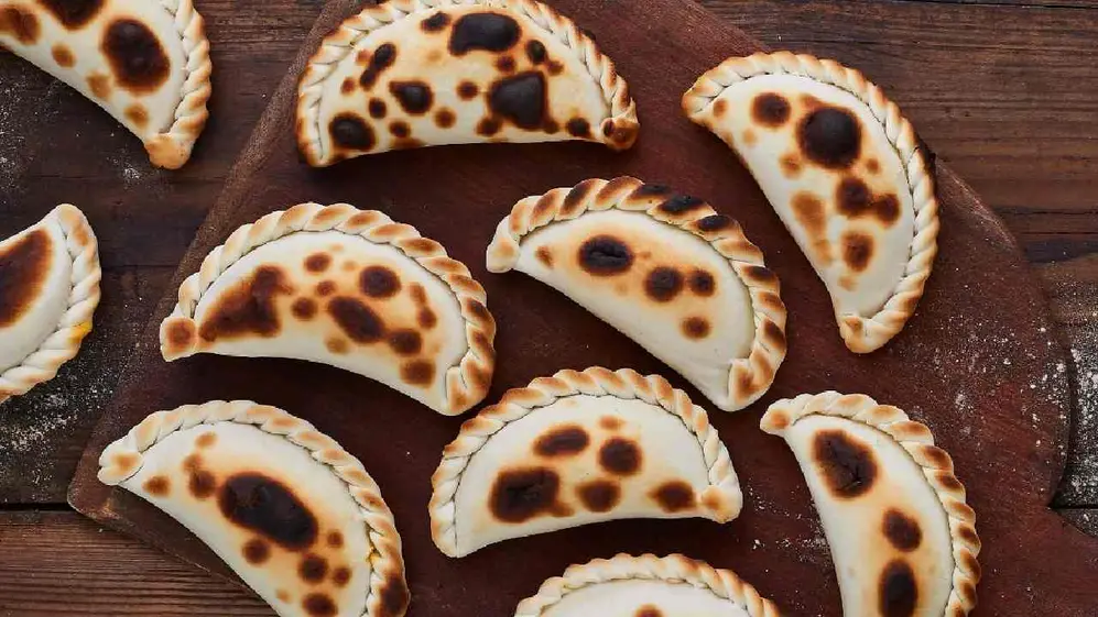 Empanadas cocidas listas para comer sobre una mesa de madera
