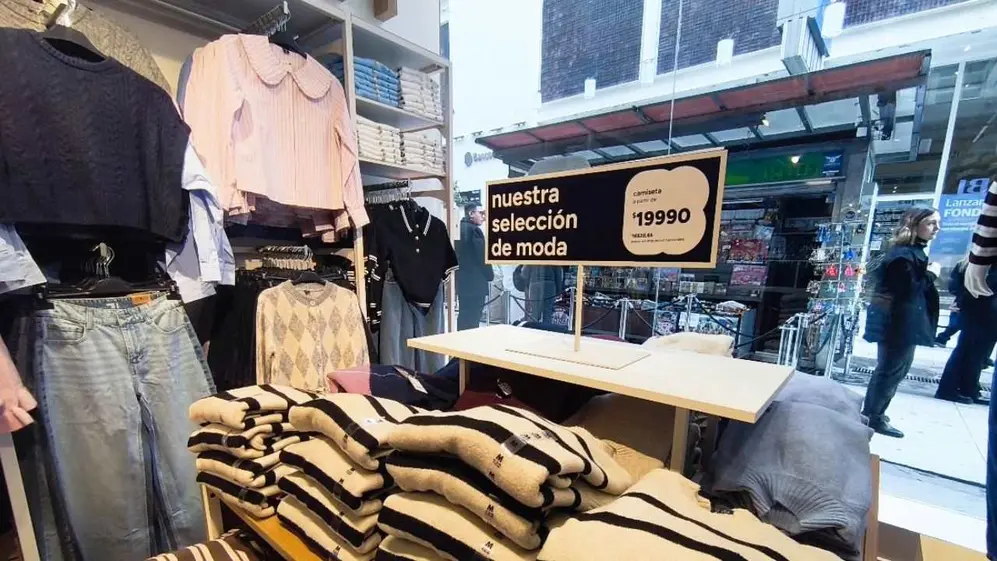 Algunas de las prendas que se venden en Kiabi, la nueva marca que llegó a Argentina