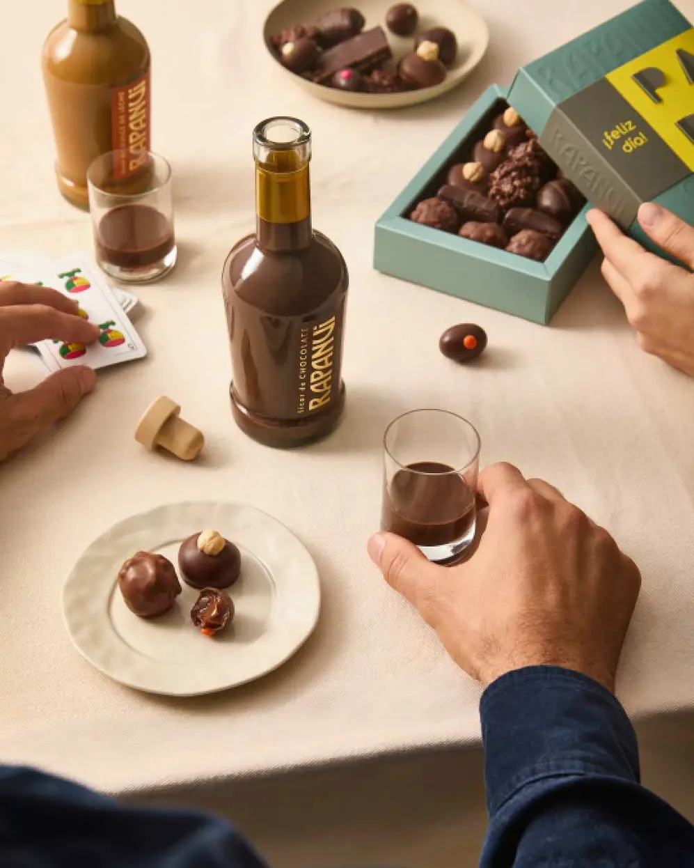 Chocolates, bombones y licor de Rapanui sobre una mesa
