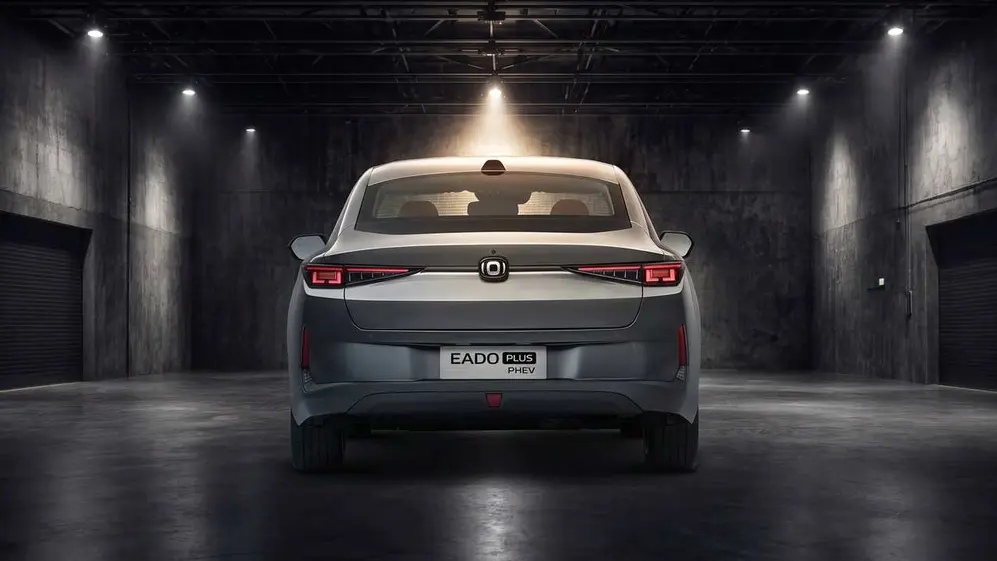 Changan Eado Plus PHEV de atrás en estudio. Foto oficial