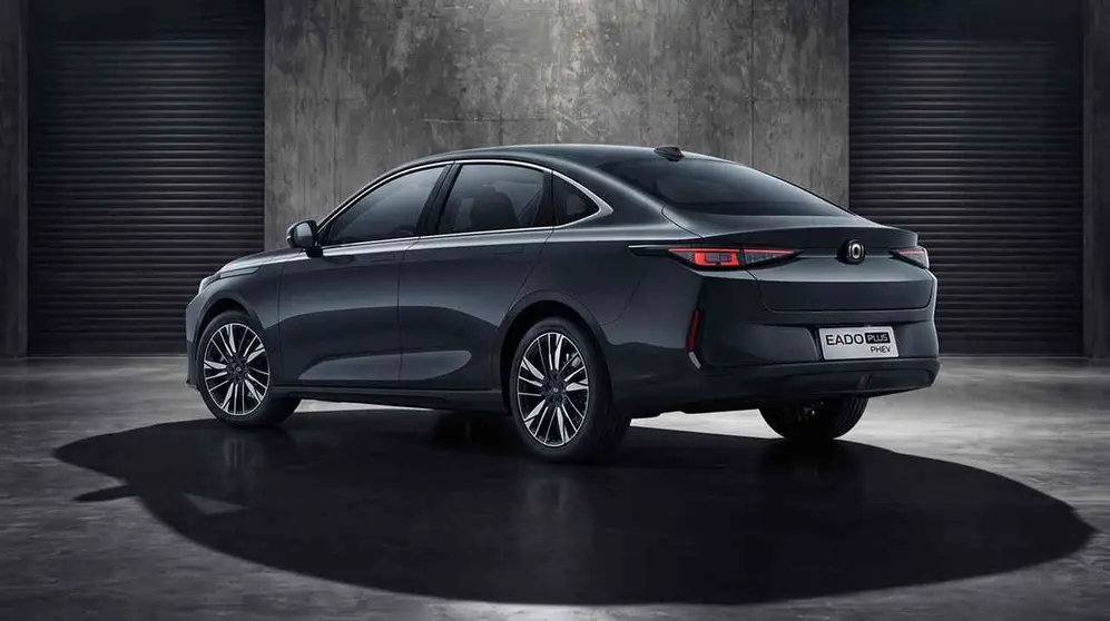 Imagen lateral Changan Eado Plus PHEV. Foto oficial.