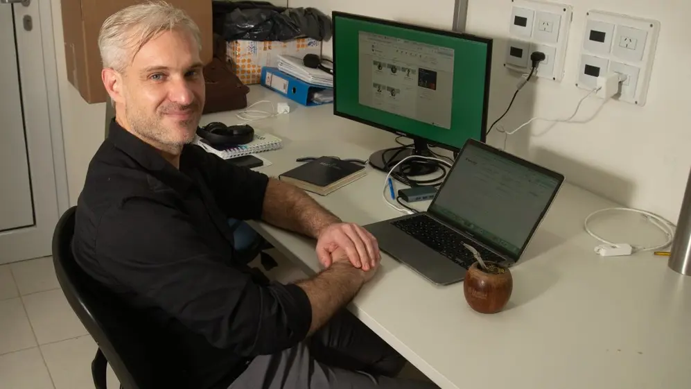 Alejandro Barbarini, fundador y CEO de la firma sentado en un escritorio con una computadora