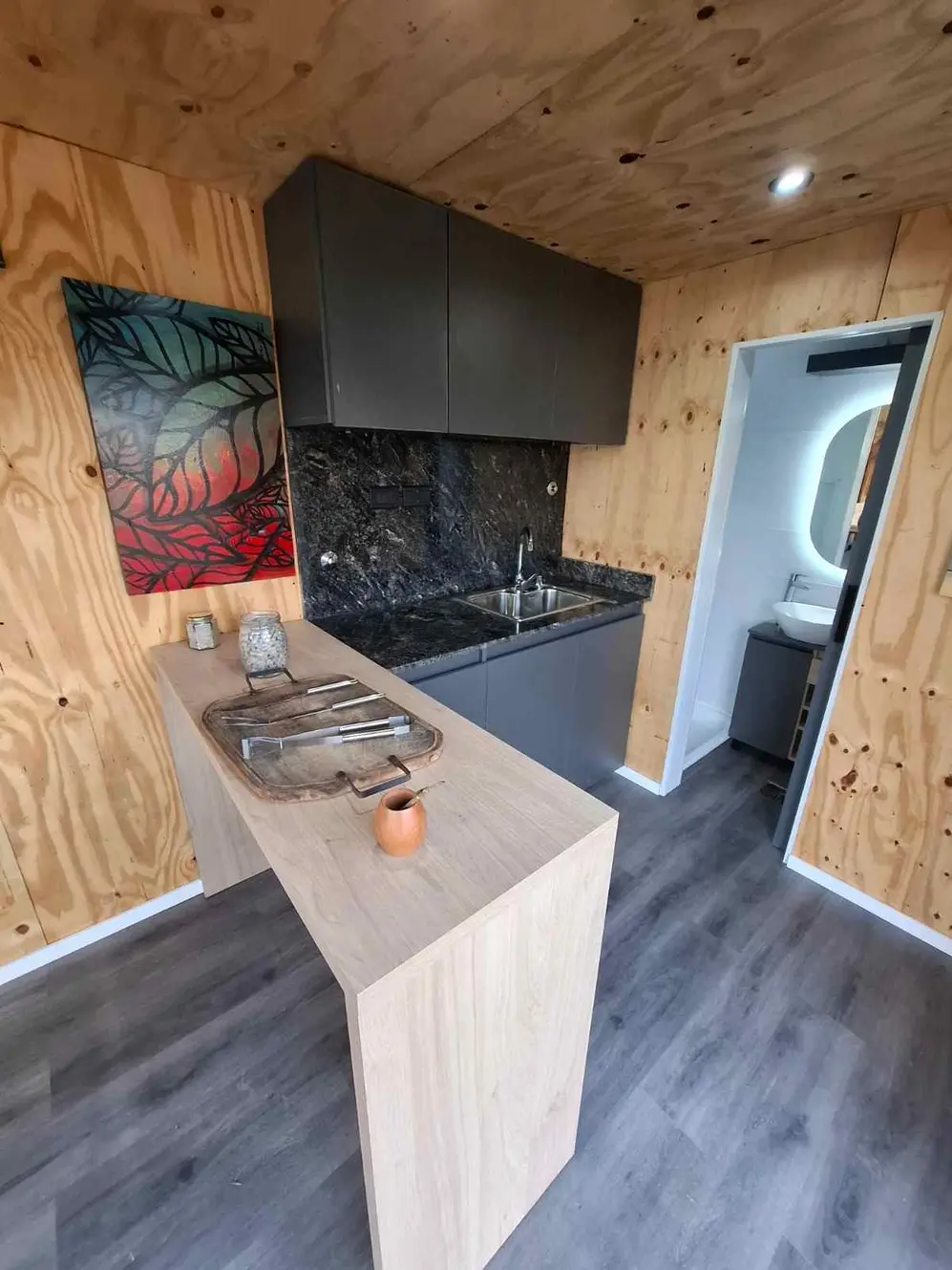 El loft está construido sobre un módulo de 20 pies, de 6,19 metros de largo por 2,44 metros de ancho