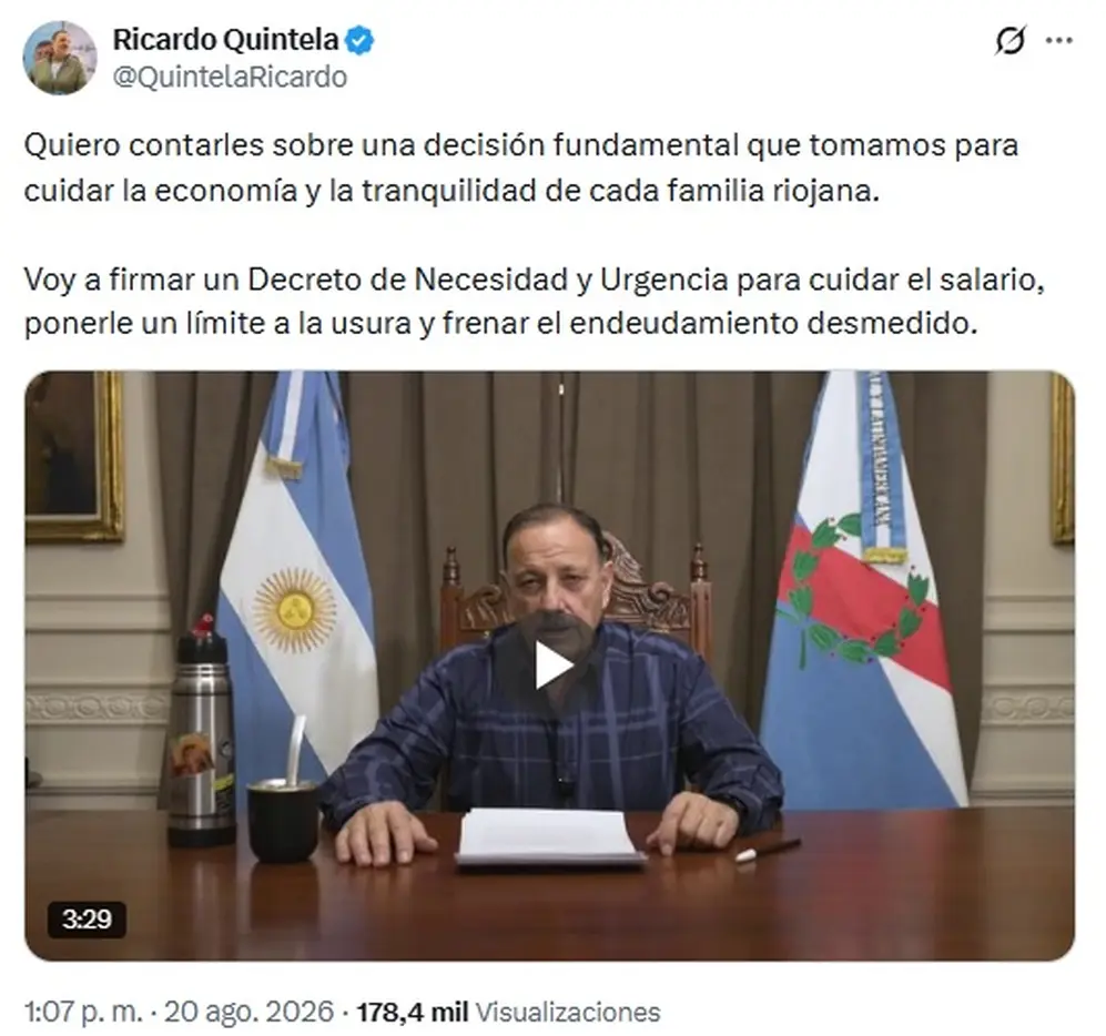 El gobernador Ricardo Quintela sentado en un escritorio anunciando la firma de un DNU