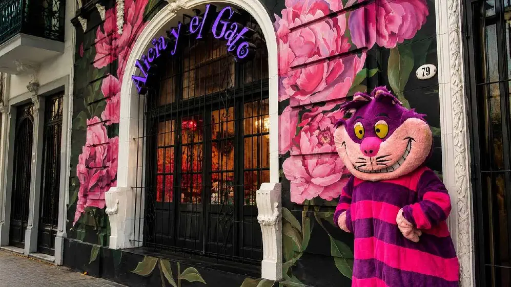 Fachada de la cafeteria Alicia y el Gato con flores pintadas y personajes alusivos