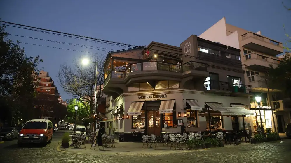 Fachada de la cafetería Gontran Cherrier en una esquina de Palermo con sillas y mesas afueras