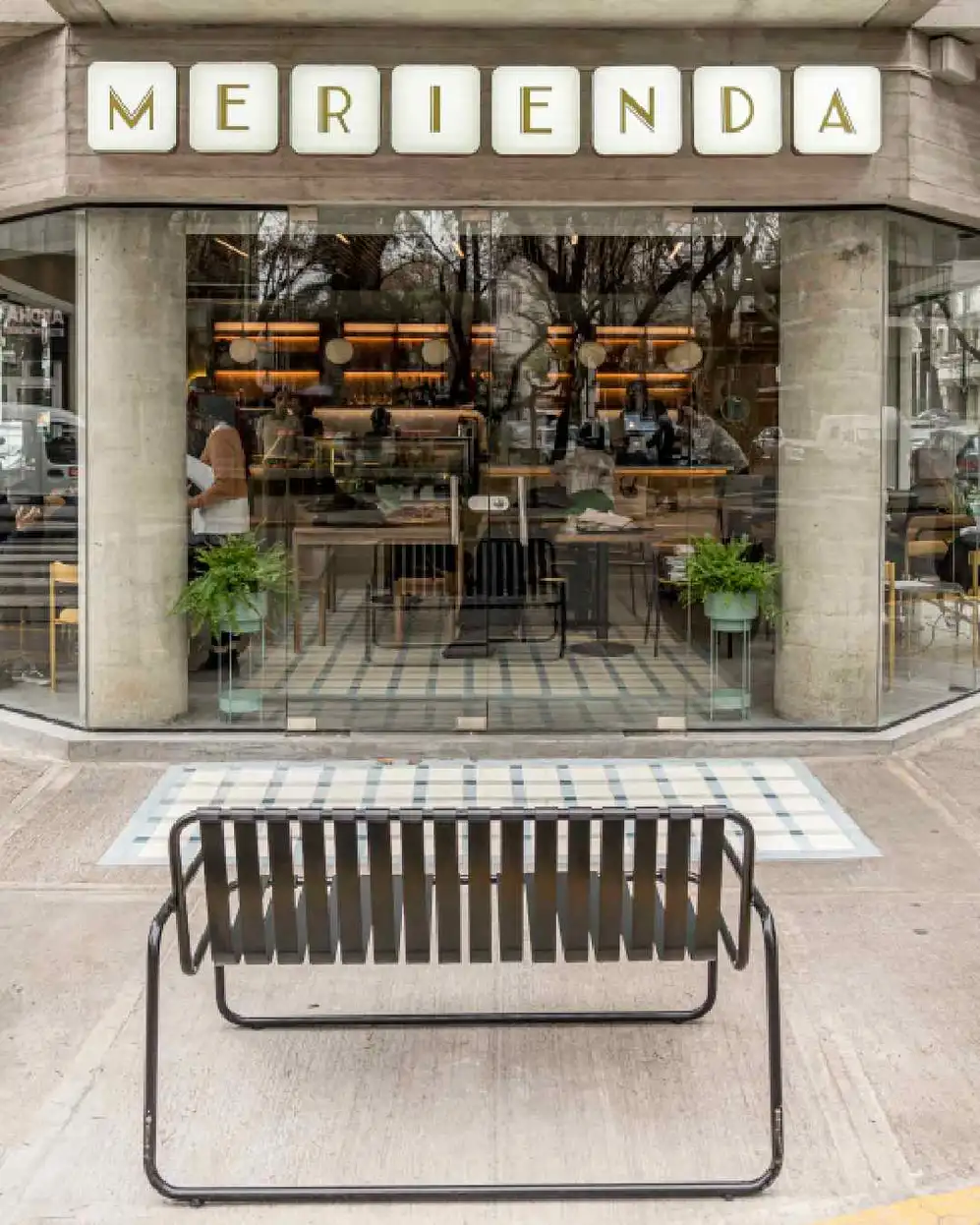 Frente del local Merienda con una sillón de exterior