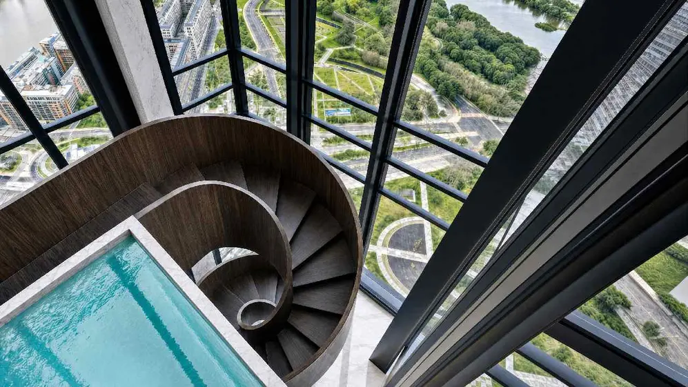 Escalares caracol en altura que llegan a una pileta con grandes vistas a Puerto Madero