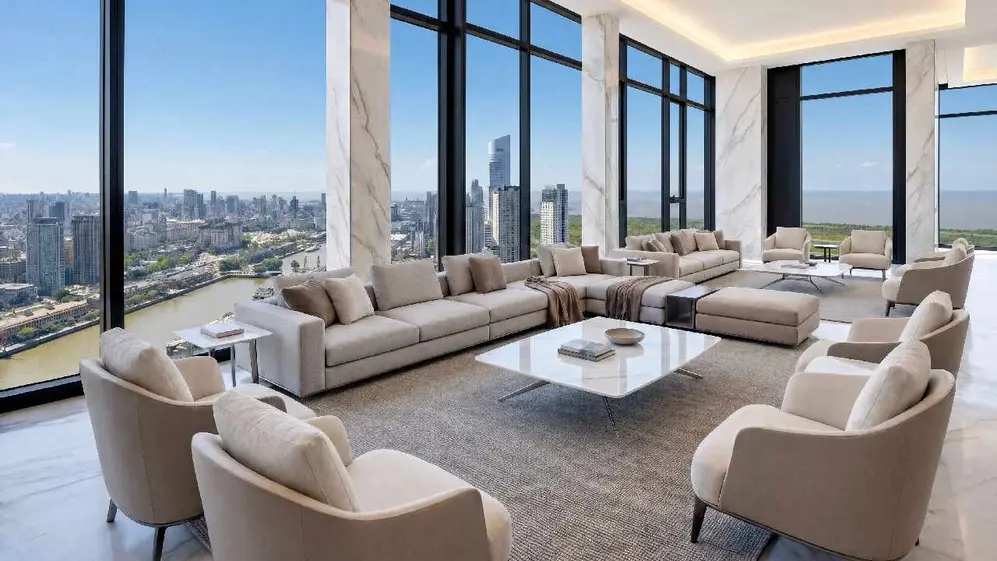 Living con alfombras, sillones y mesitas y una gran vista a través de ventanales a Puerto Mader