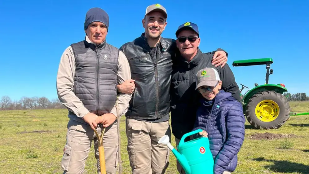 Abel Pintos, en su campo Establecimiento La Matera, donde se plantan nueces pecan