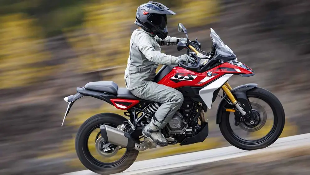 BMW GS 450 de perfil con piloto. Foto oficial.