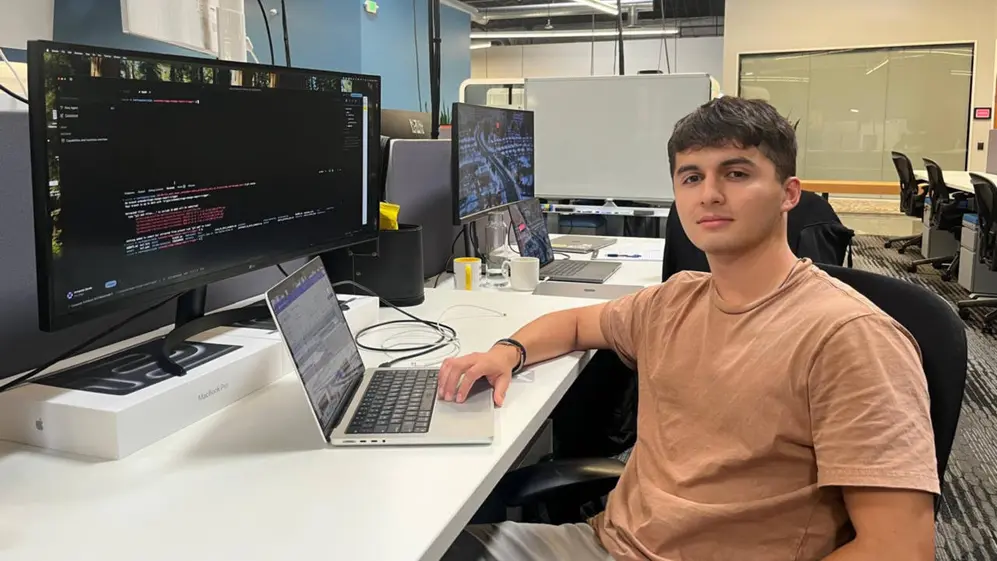 Armando Borda trabajando en Aida, está en una oficina frente a una PC (Gentilieza Armando Borda)