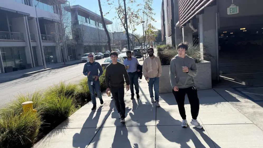 Armando Borda caminando junto a varios compañeros de trabajo por una calle de Silicon Valley