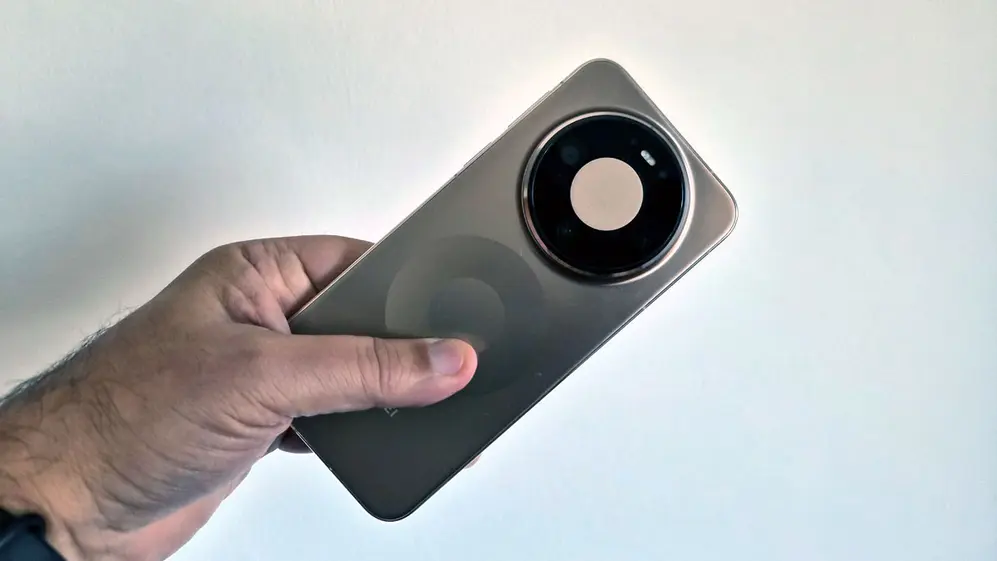 El Huawei Mate 80 Pro pesa 219 gramos. Foto de iProfesional.