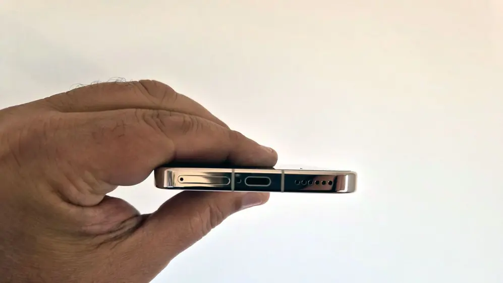 El Huawei Mate 80 Pro tiene una profundidad de apenas 7,95 mm. Foto de iProfesional.